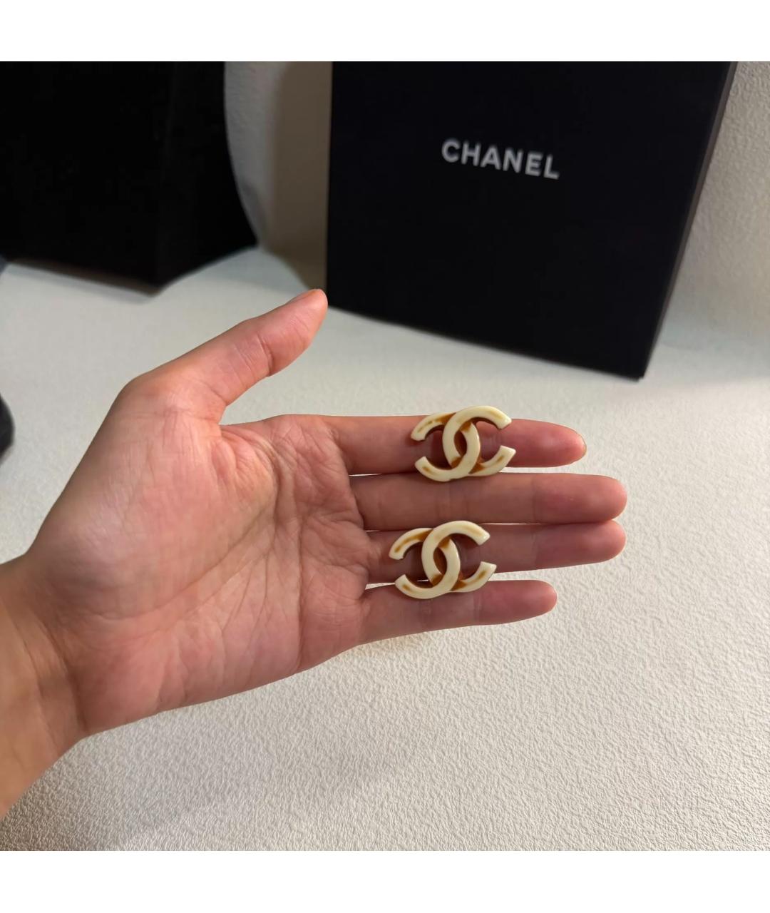 CHANEL Бежевые пластиковые серьги, фото 5
