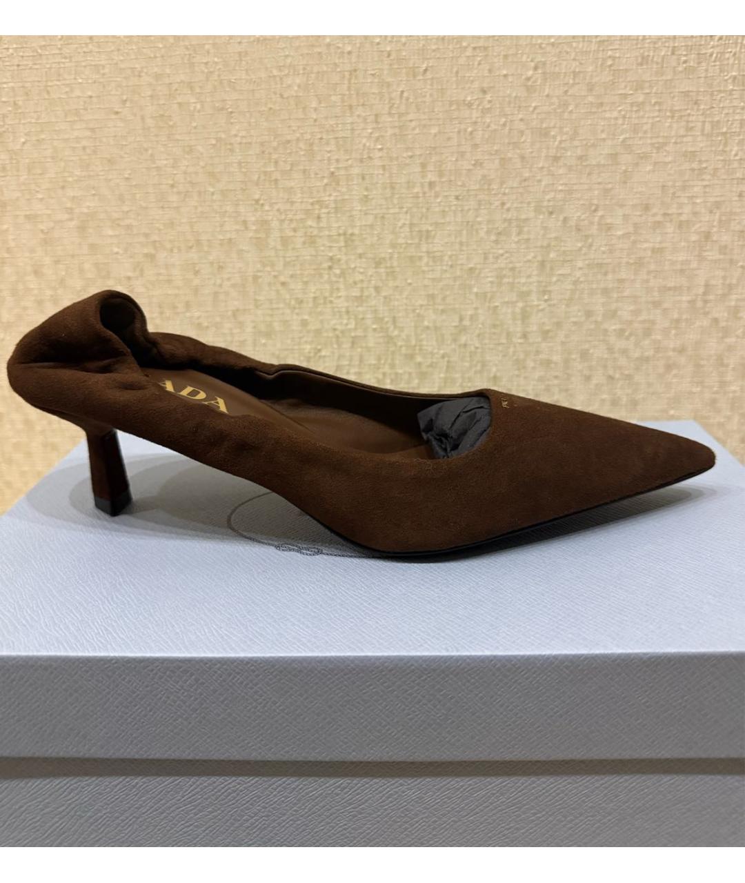 PRADA Коричневые замшевые лодочки на низком каблуке, фото 6