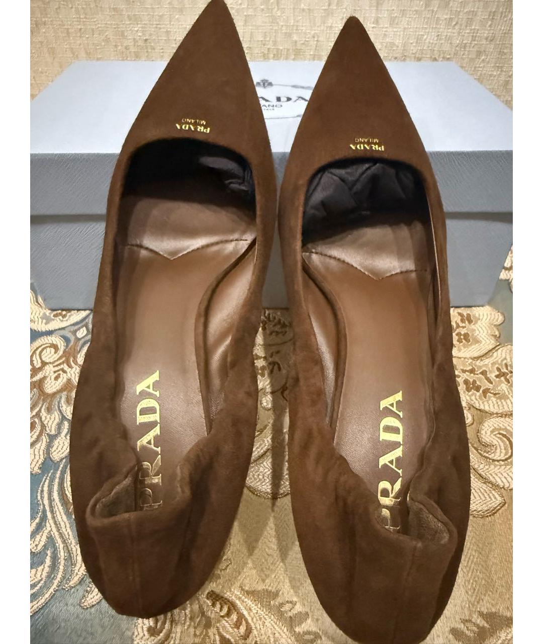 PRADA Коричневые замшевые лодочки на низком каблуке, фото 3