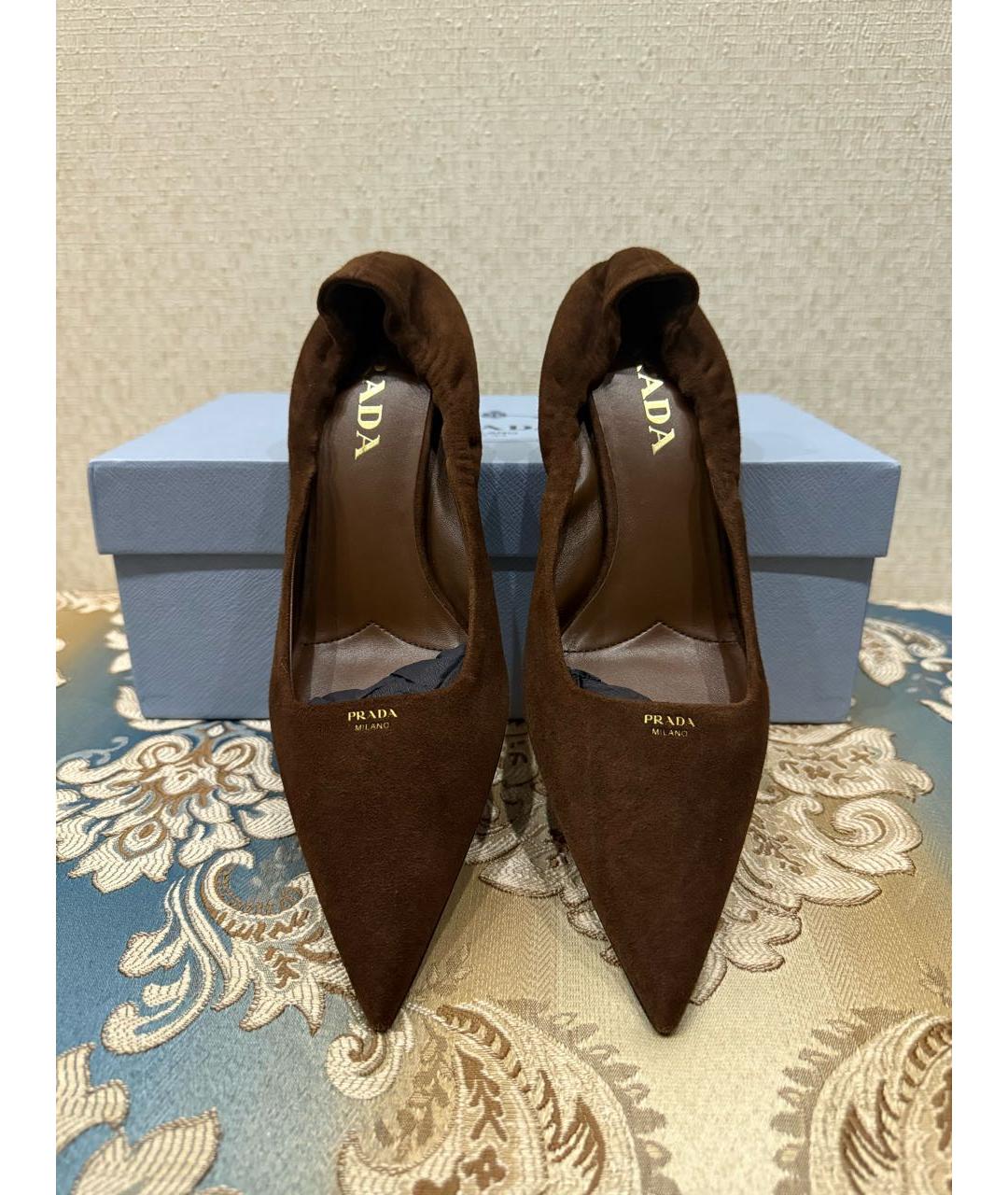 PRADA Коричневые замшевые лодочки на низком каблуке, фото 2