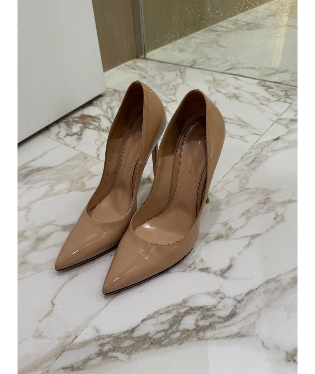 GIANVITO ROSSI Бежевые туфли из лакированной кожи, фото 2