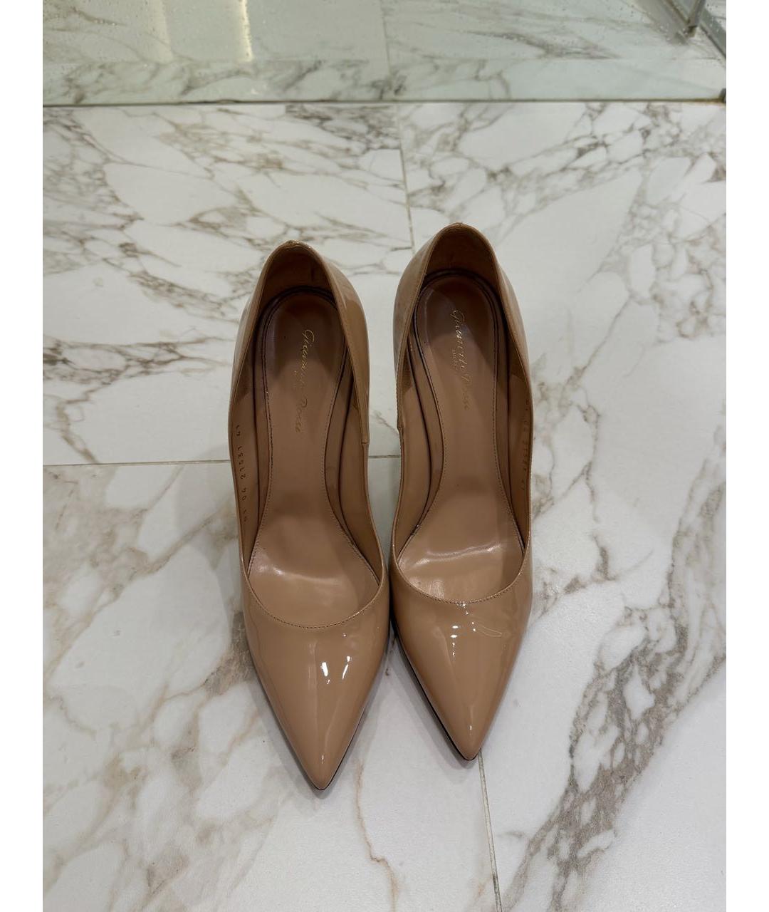 GIANVITO ROSSI Бежевые туфли из лакированной кожи, фото 4