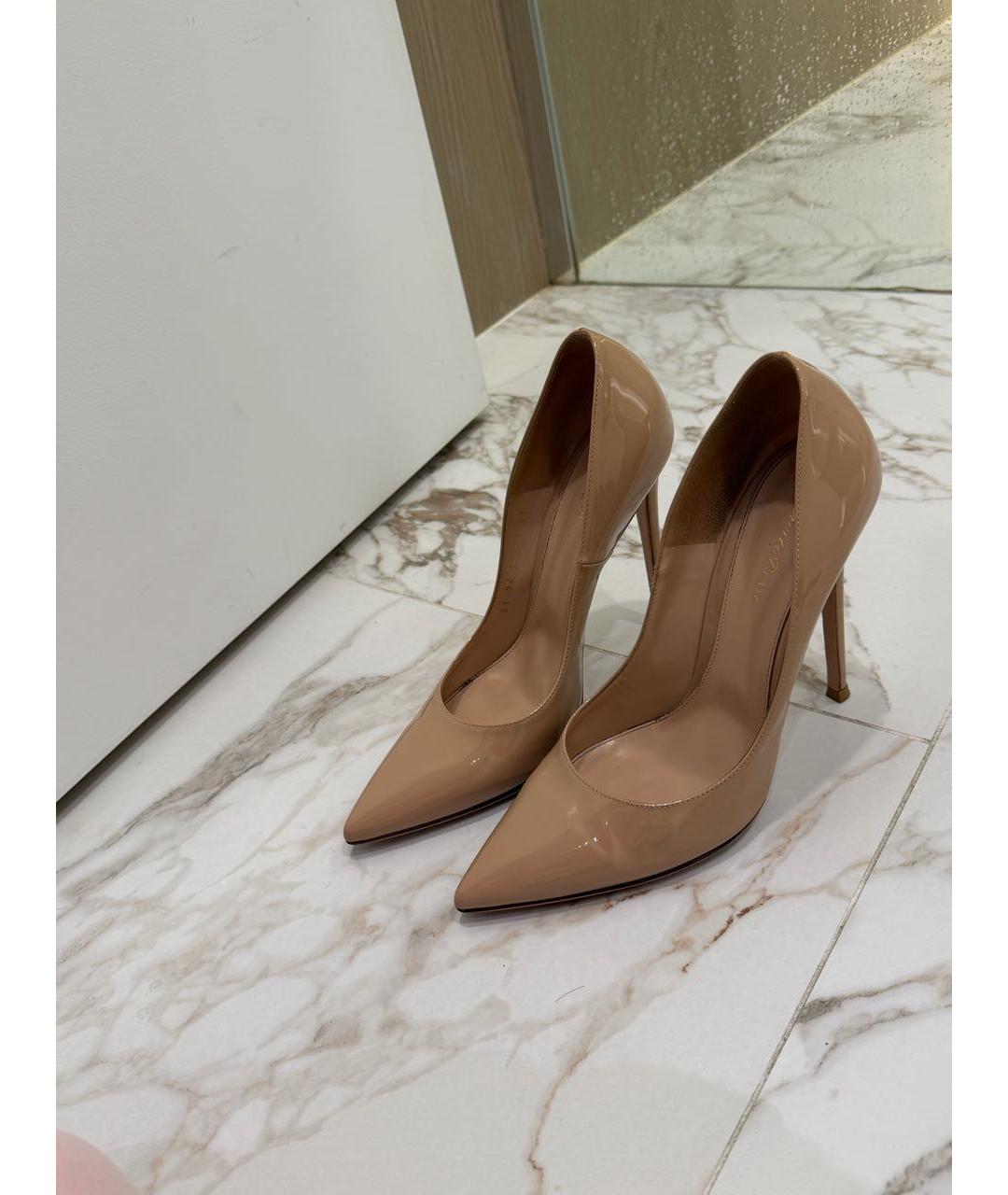 GIANVITO ROSSI Бежевые туфли из лакированной кожи, фото 6