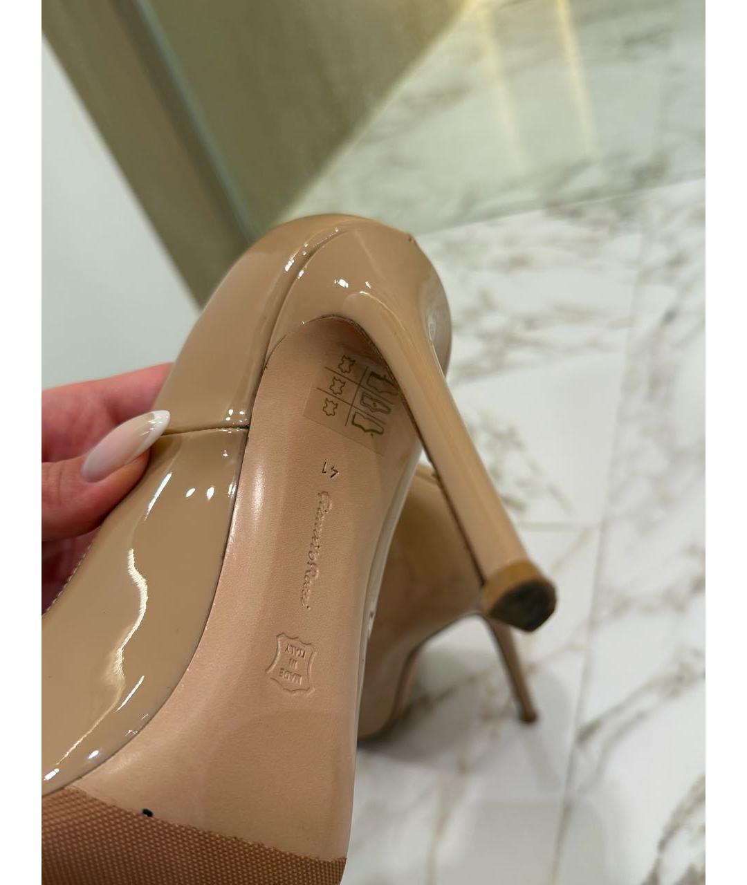 GIANVITO ROSSI Бежевые туфли из лакированной кожи, фото 5