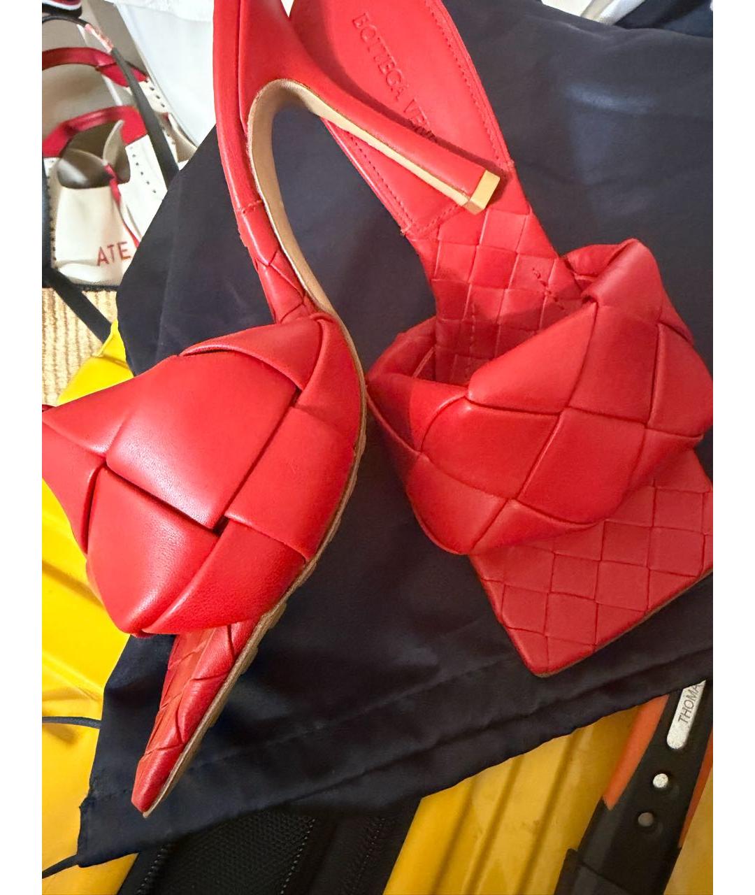 BOTTEGA VENETA Красные кожаные босоножки, фото 5