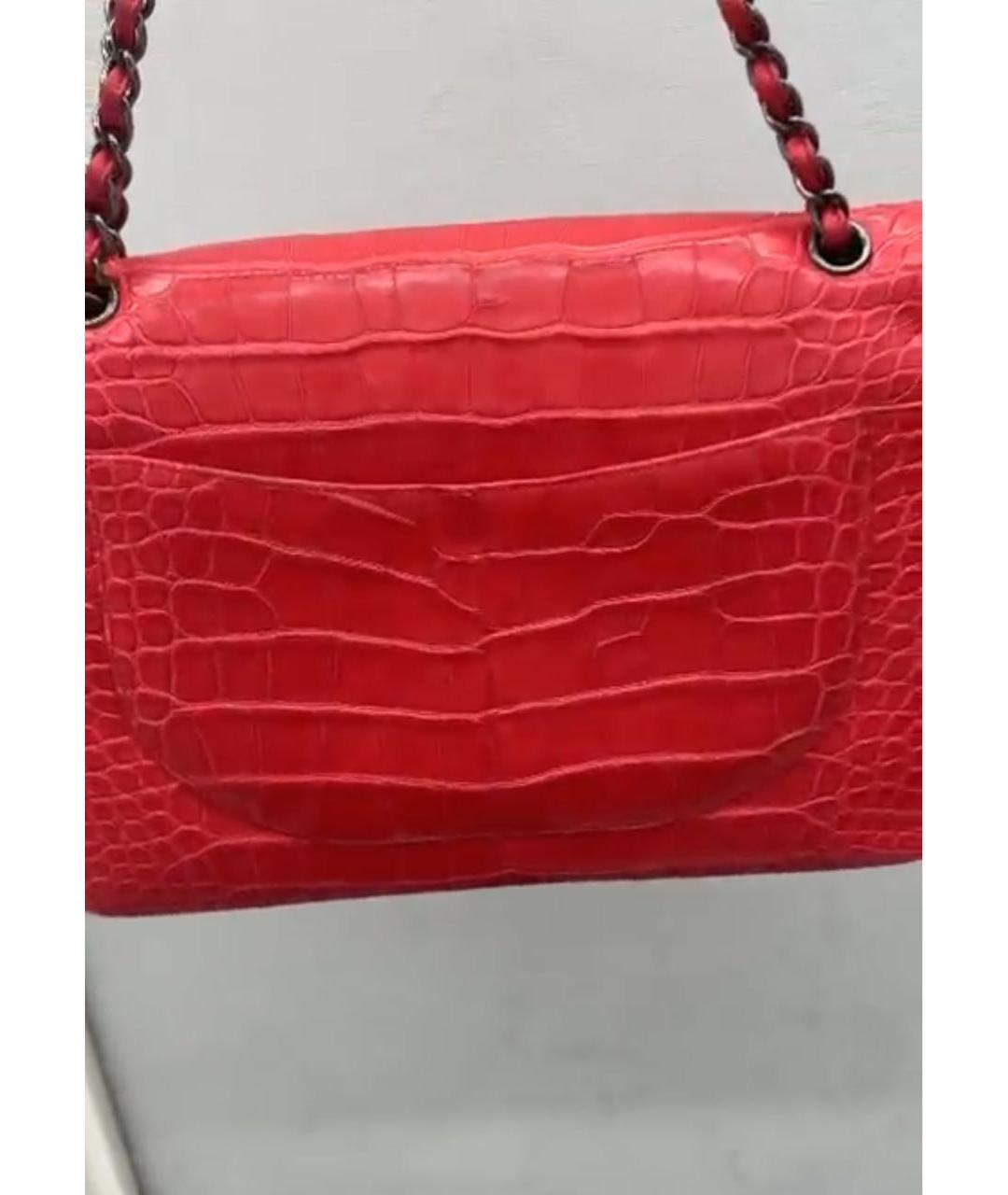 CHANEL Красная сумка через плечо из кожи крокодила, фото 5
