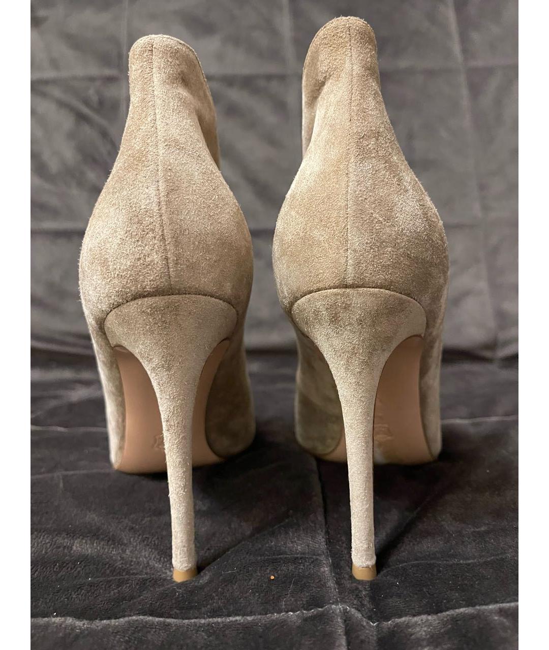 GIANVITO ROSSI Бежевые замшевые ботильоны, фото 4