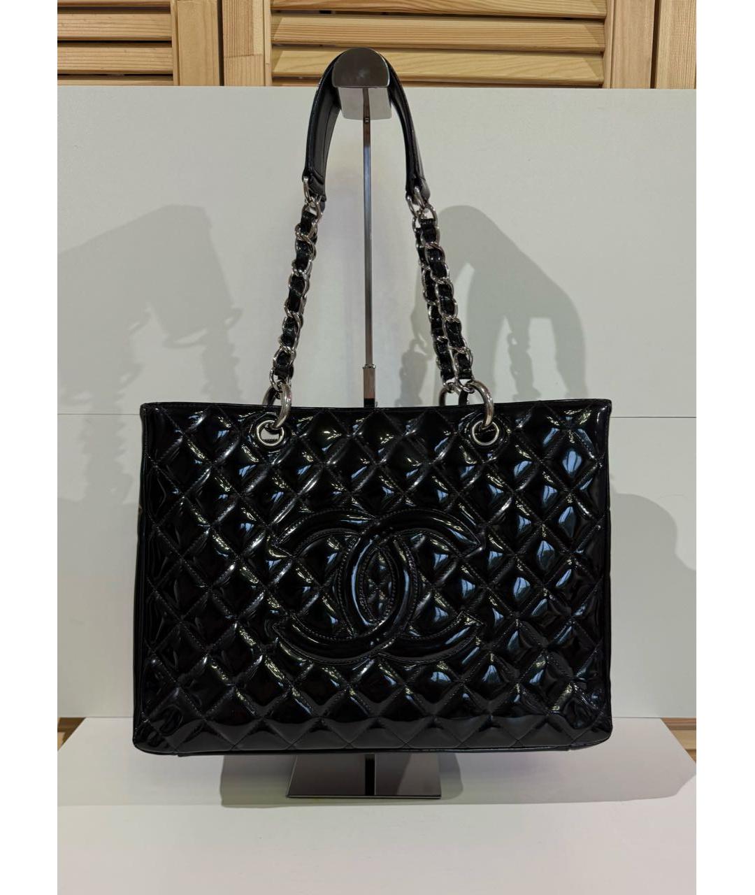 CHANEL Черная сумка тоут из лакированной кожи, фото 9