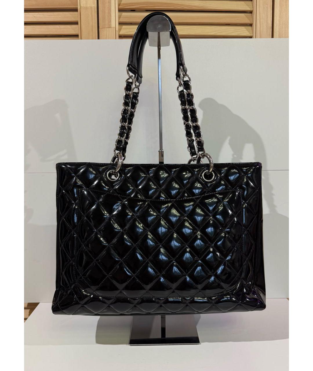 CHANEL Черная сумка тоут из лакированной кожи, фото 3
