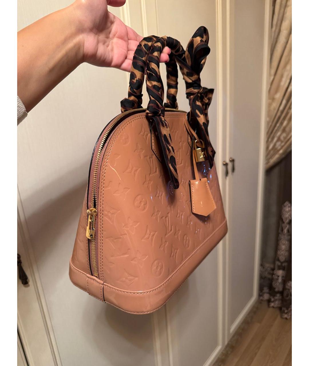 LOUIS VUITTON Бежевая сумка с короткими ручками из лакированной кожи, фото 2