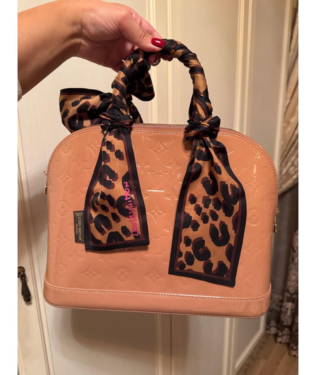 LOUIS VUITTON Бежевая сумка с короткими ручками из лакированной кожи, фото 3