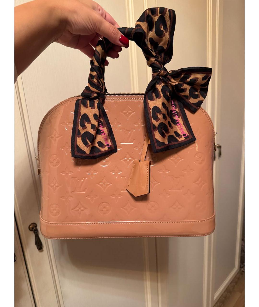 LOUIS VUITTON Бежевая сумка с короткими ручками из лакированной кожи, фото 8