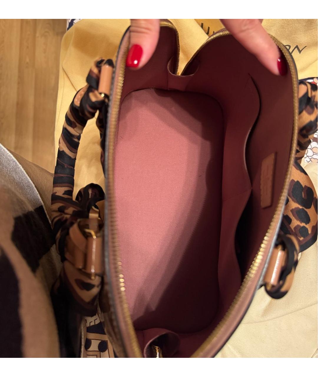 LOUIS VUITTON Бежевая сумка с короткими ручками из лакированной кожи, фото 4