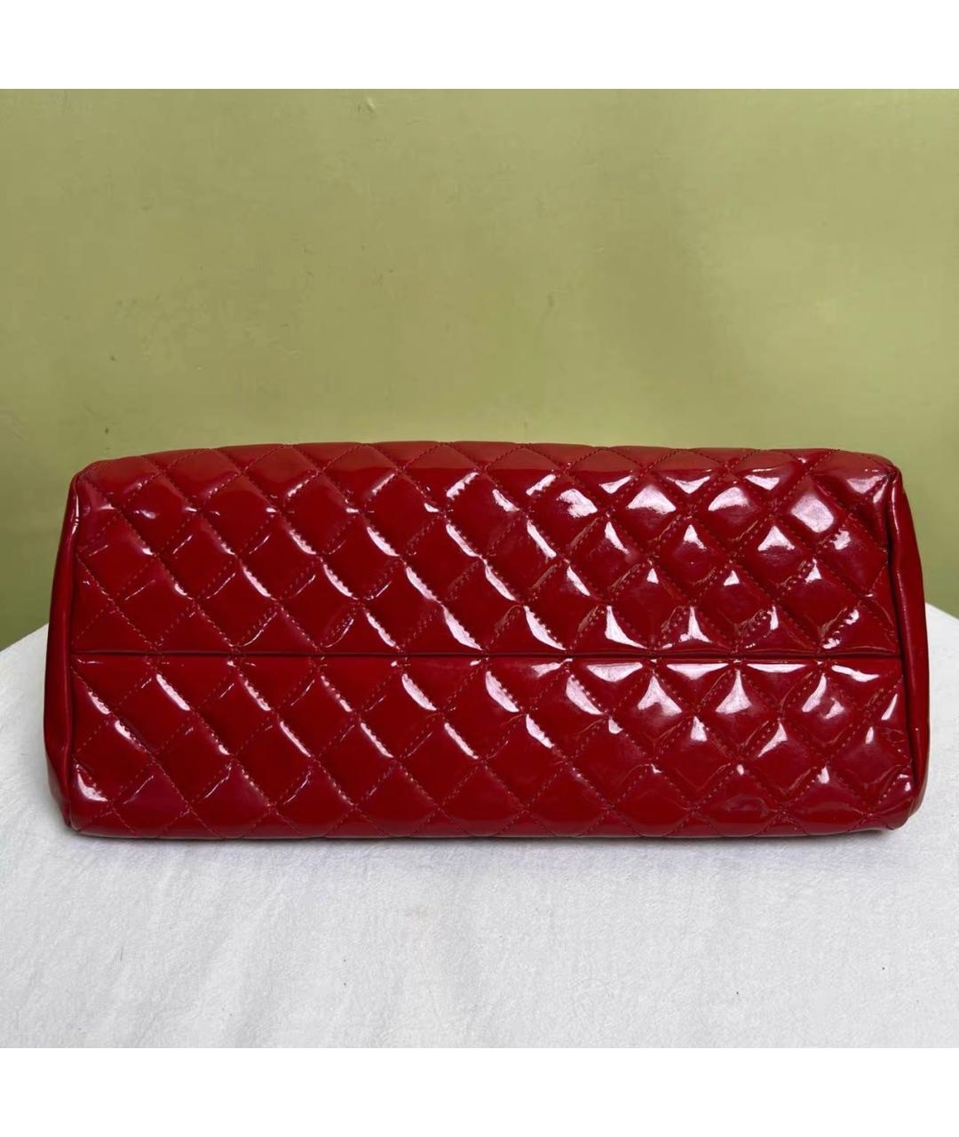 CHANEL Красная сумка с короткими ручками из лакированной кожи, фото 5
