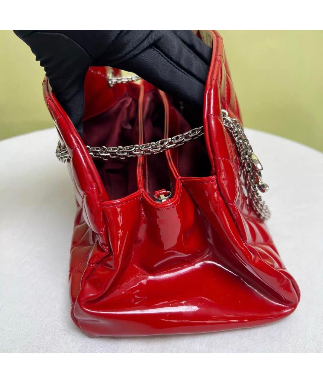 CHANEL Красная сумка с короткими ручками из лакированной кожи, фото 4