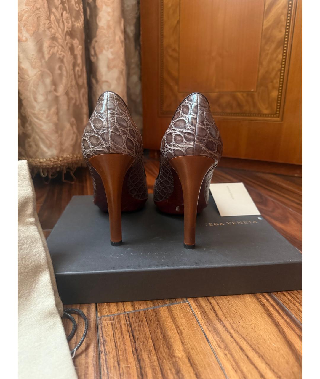 BOTTEGA VENETA Серые туфли из кожи крокодила, фото 3