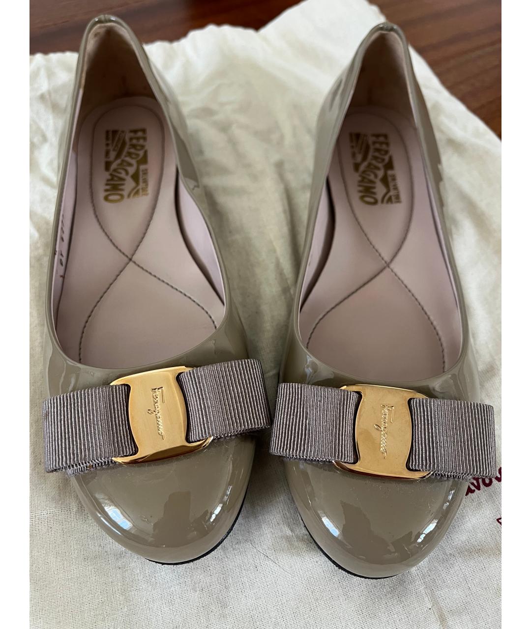 FERRAGAMO Бежевые балетки из лакированной кожи, фото 2