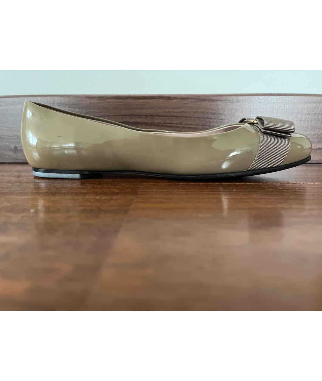 FERRAGAMO Бежевые балетки из лакированной кожи, фото 7