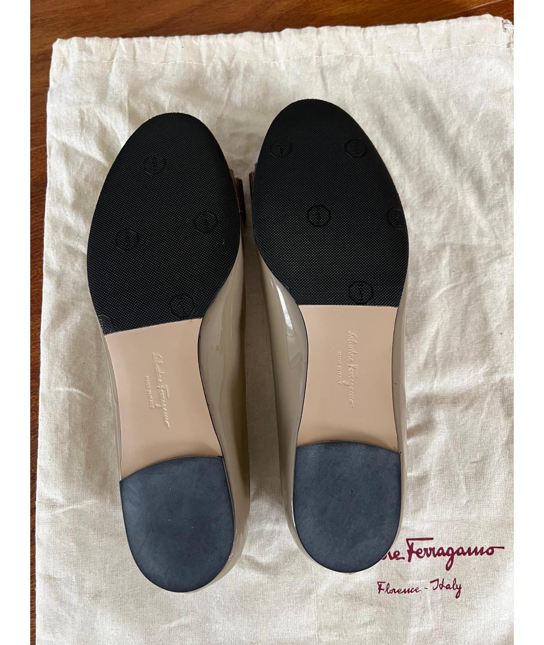 FERRAGAMO Бежевые балетки из лакированной кожи, фото 5