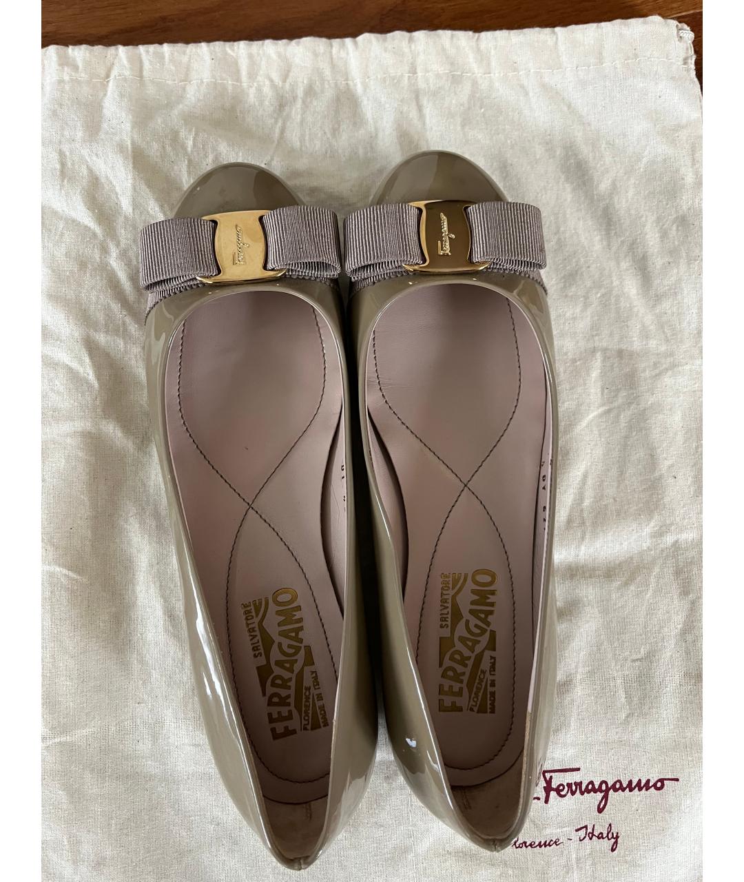 FERRAGAMO Бежевые балетки из лакированной кожи, фото 3