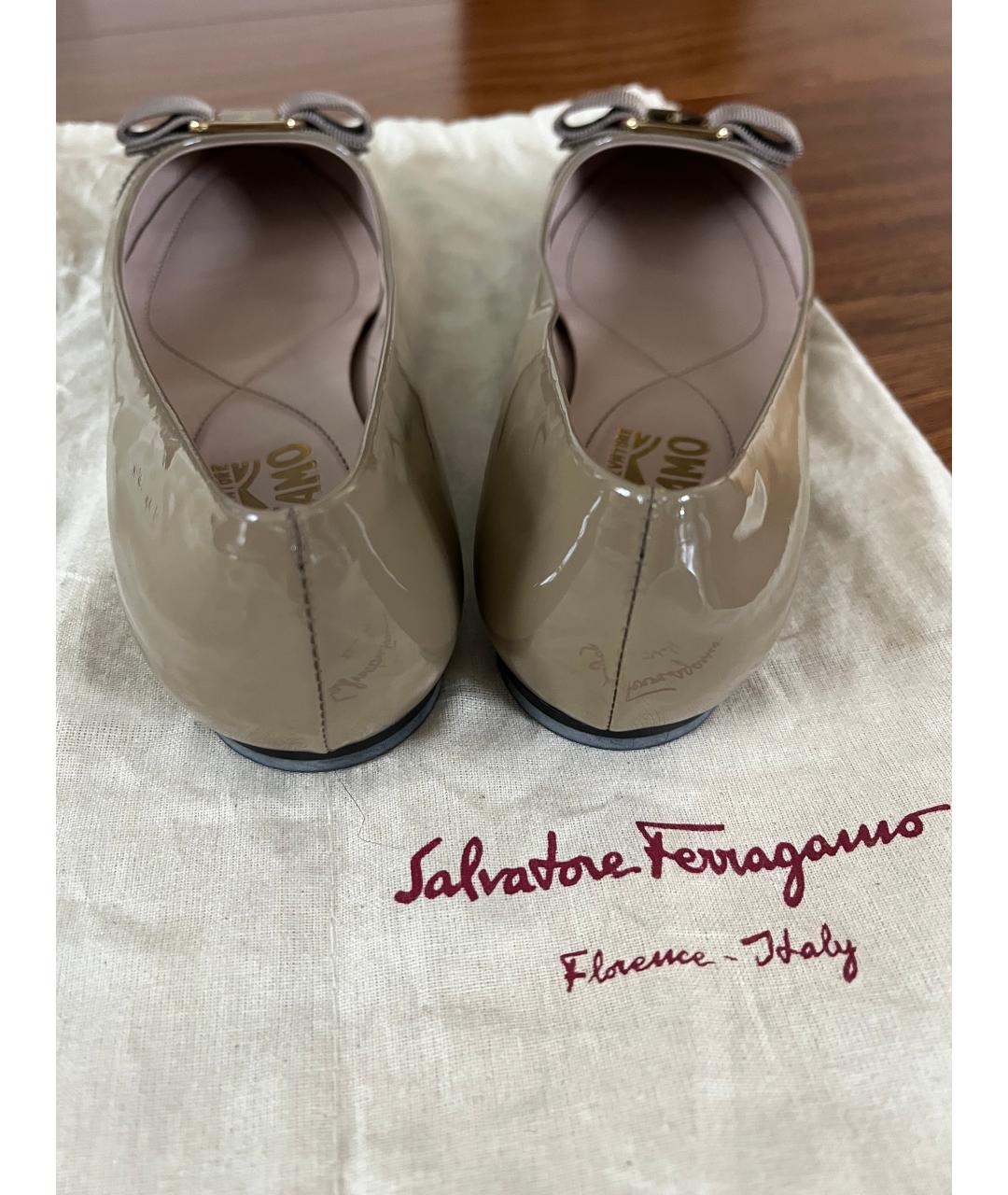 FERRAGAMO Бежевые балетки из лакированной кожи, фото 4