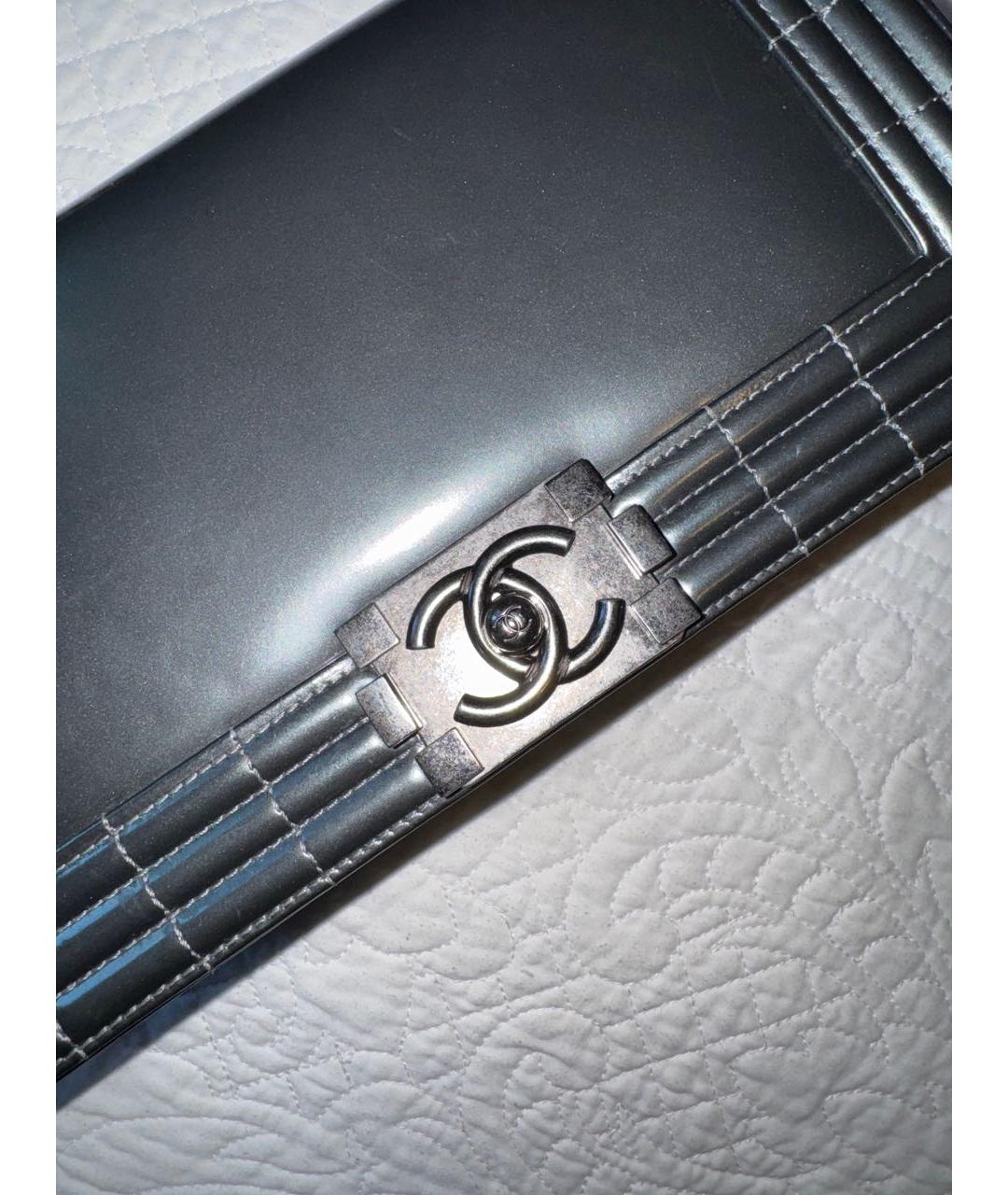 CHANEL Антрацитовая сумка через плечо из лакированной кожи, фото 5