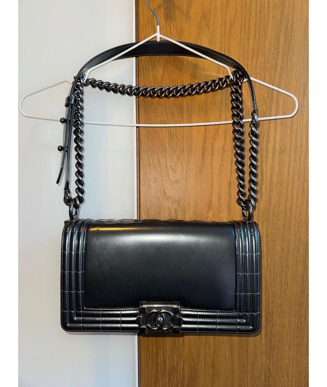 CHANEL Антрацитовая сумка через плечо из лакированной кожи, фото 9