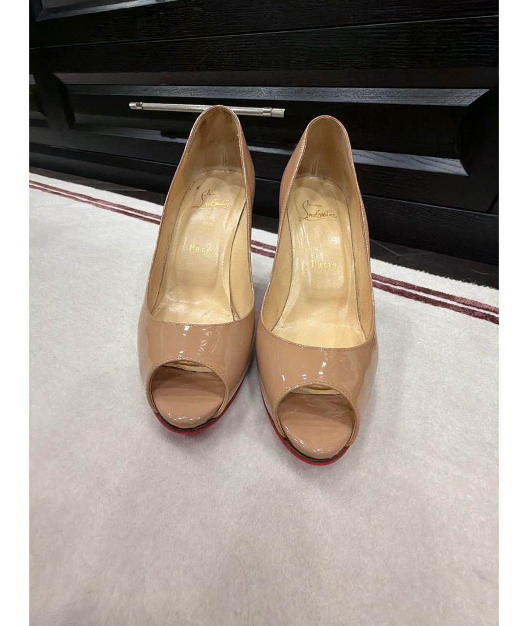 CHRISTIAN LOUBOUTIN Бежевые туфли из лакированной кожи, фото 2