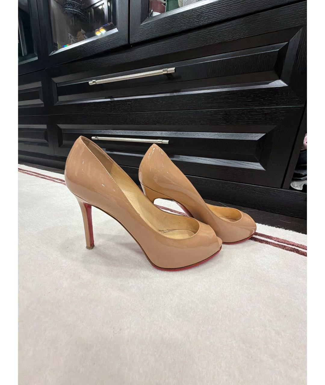 CHRISTIAN LOUBOUTIN Бежевые туфли из лакированной кожи, фото 5