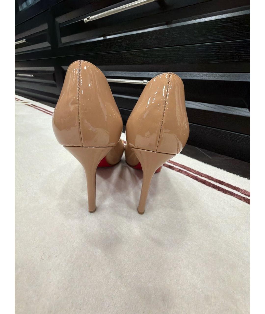CHRISTIAN LOUBOUTIN Бежевые туфли из лакированной кожи, фото 4