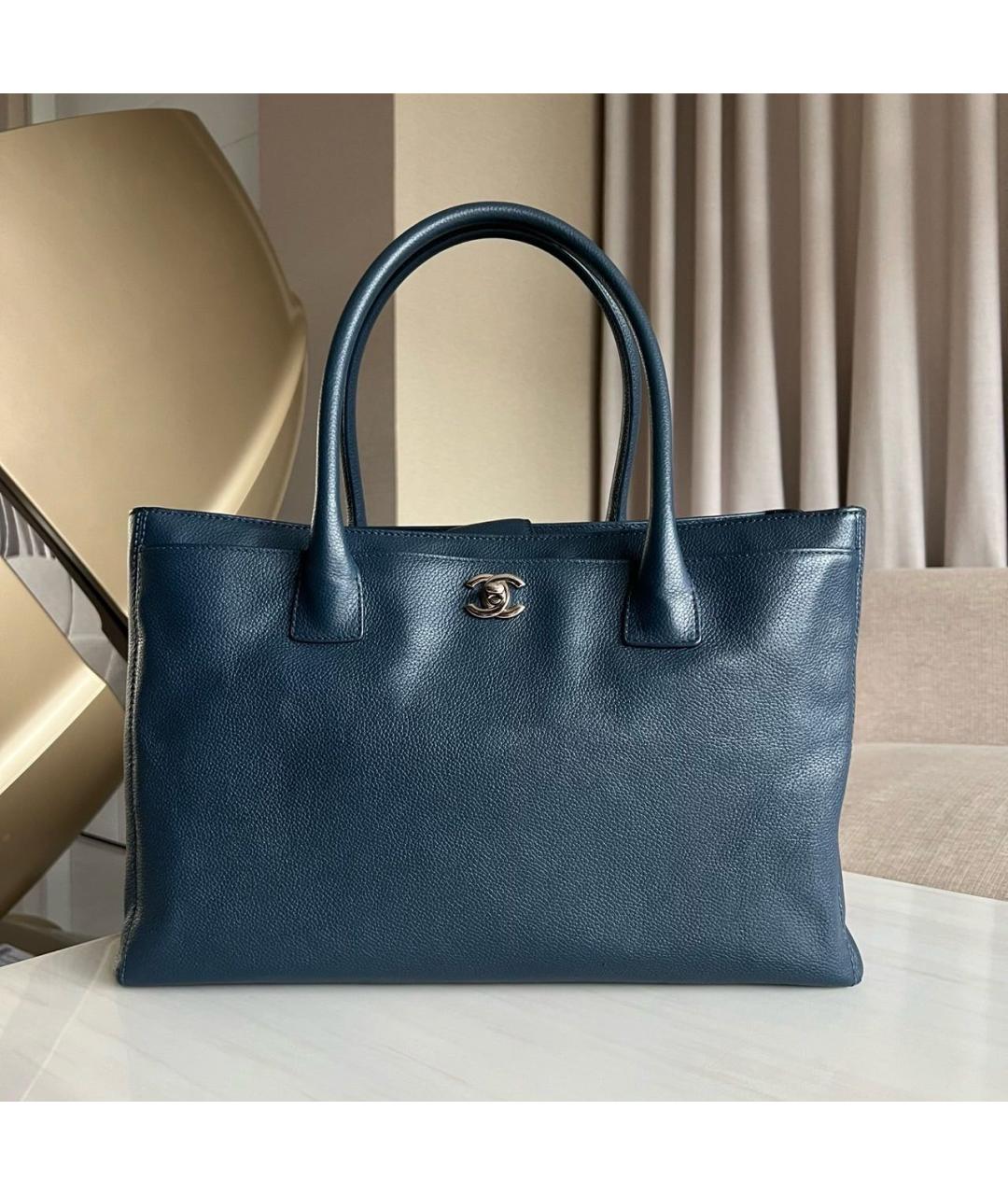 CHANEL Темно-синяя кожаная сумка с короткими ручками, фото 3