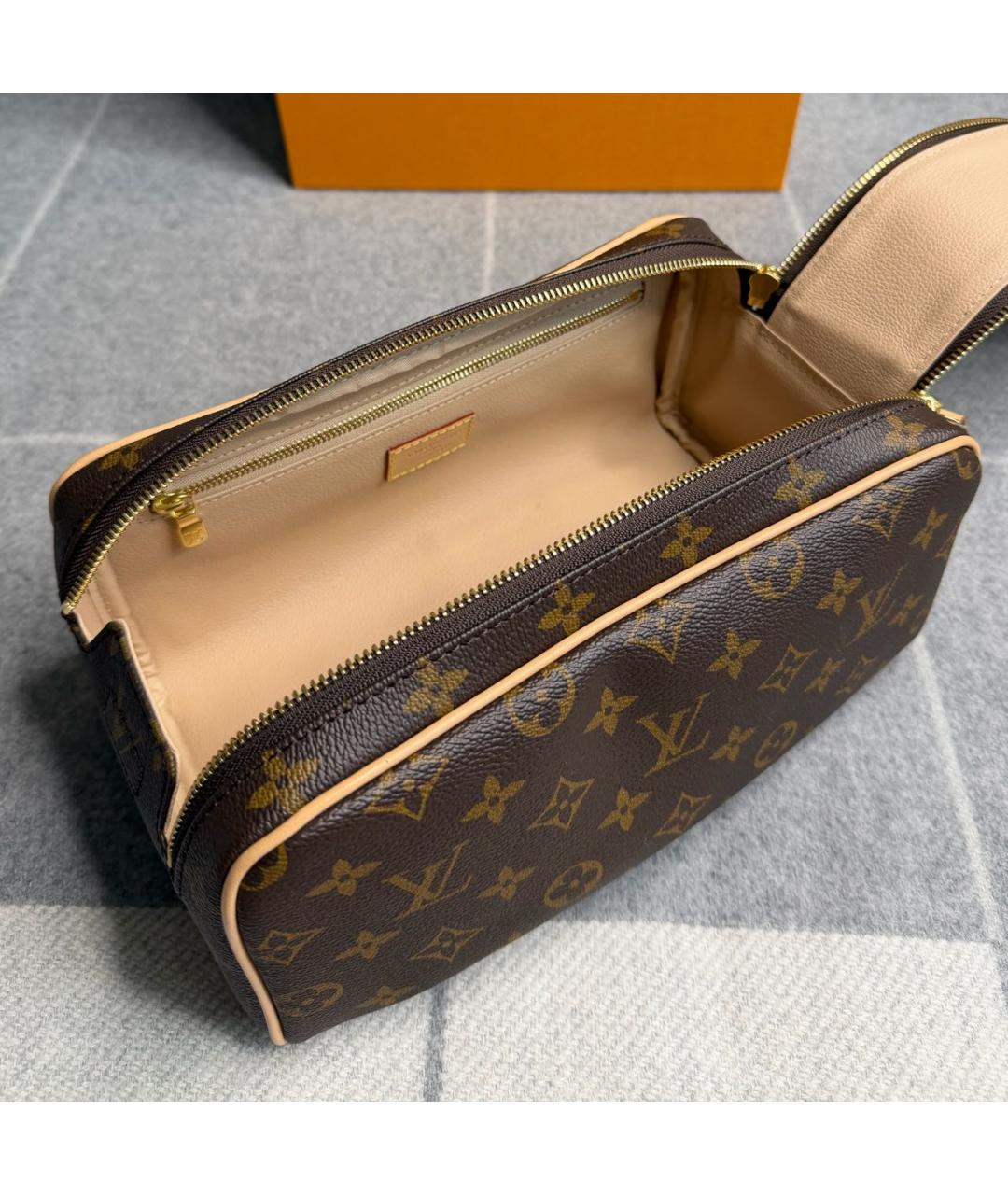 LOUIS VUITTON Коричневая косметичка из канвы, фото 6