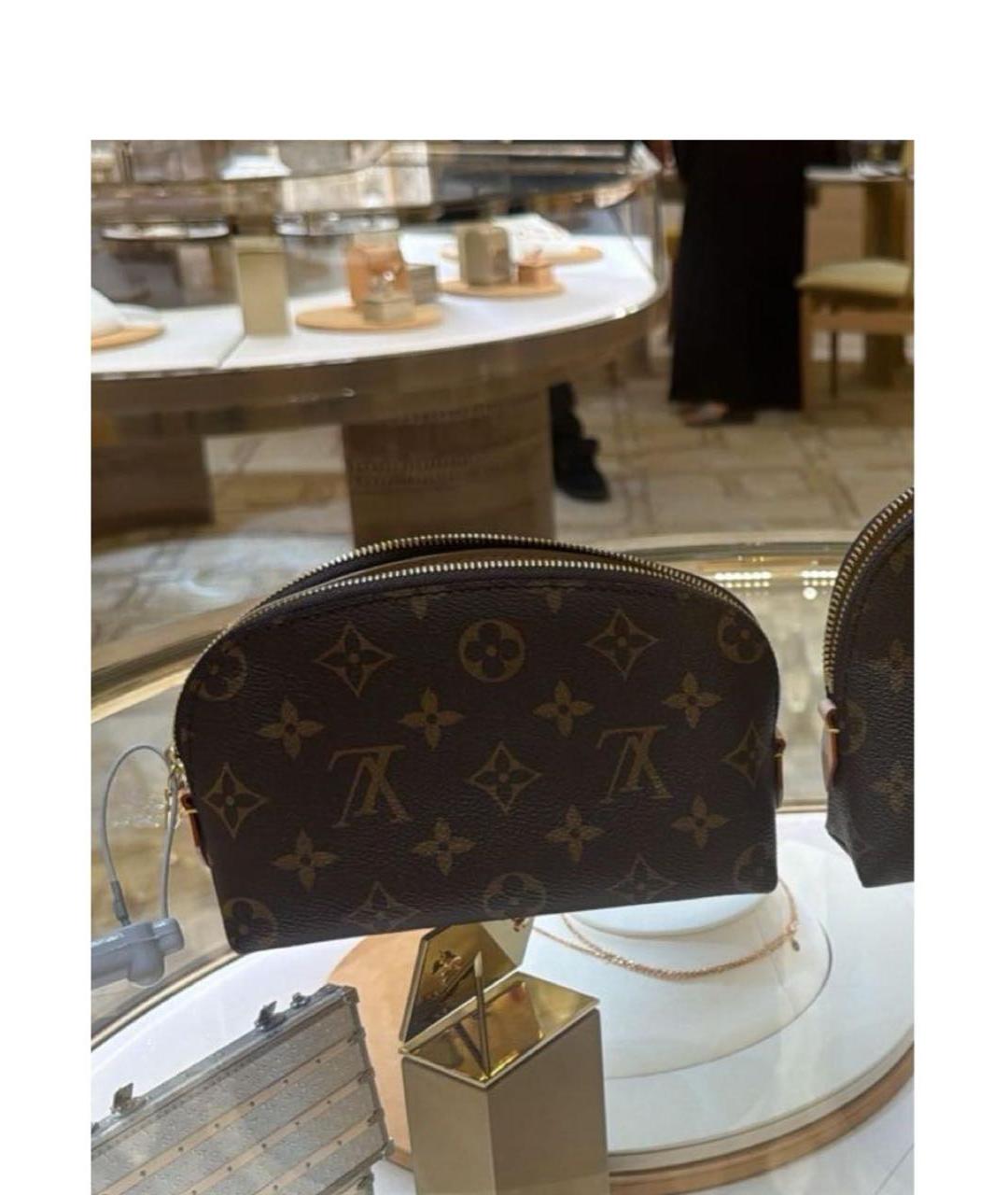 LOUIS VUITTON Коричневая косметичка из канвы, фото 6