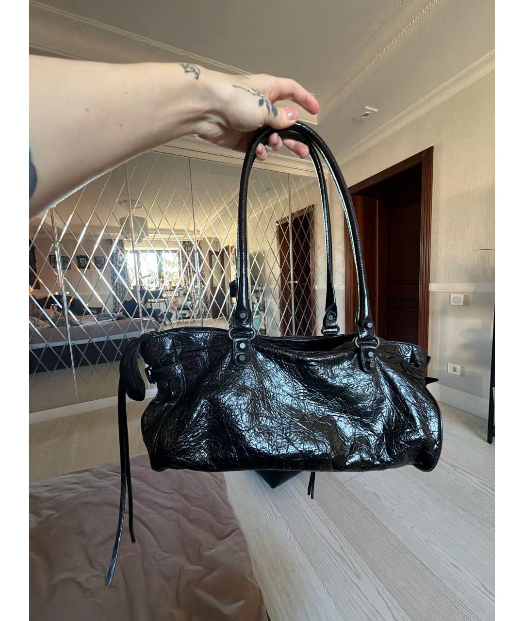 BALENCIAGA Черная сумка с короткими ручками из лакированной кожи, фото 3