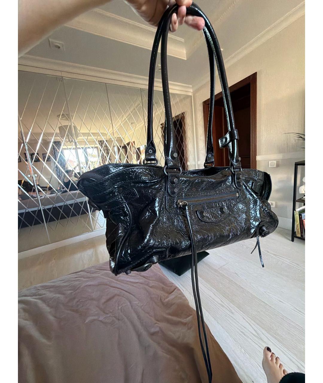 BALENCIAGA Черная сумка с короткими ручками из лакированной кожи, фото 2