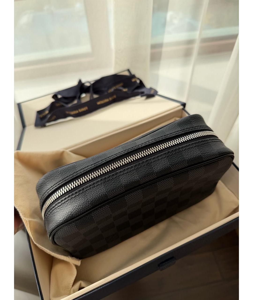 LOUIS VUITTON Антрацитовая барсетка из канвы, фото 4