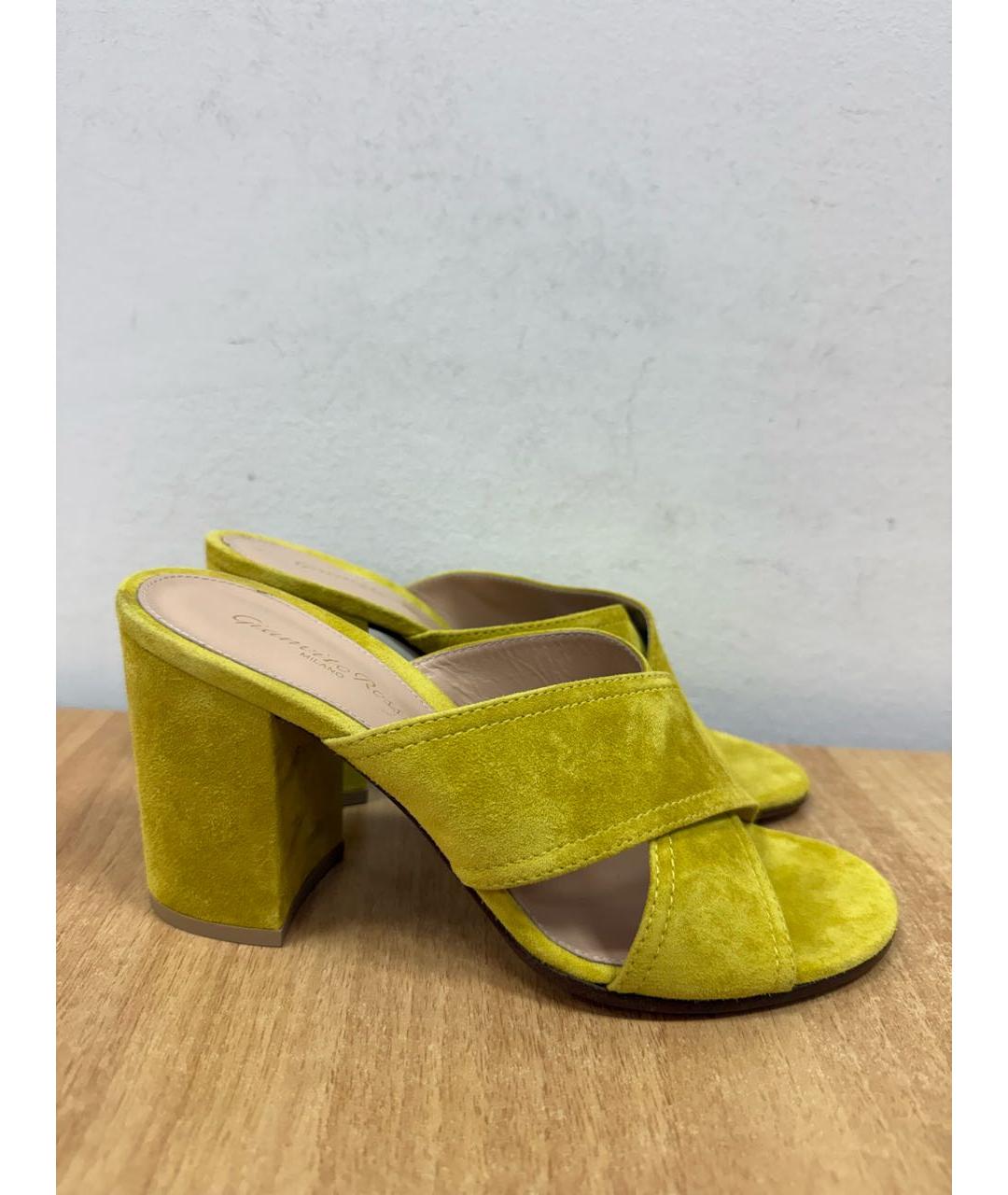 GIANVITO ROSSI Горчичные замшевые мюли, фото 3