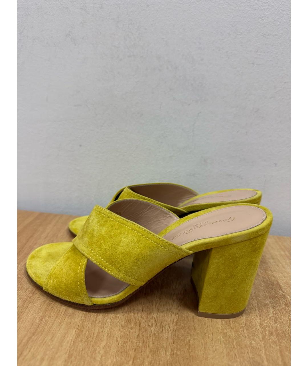 GIANVITO ROSSI Горчичные замшевые мюли, фото 4