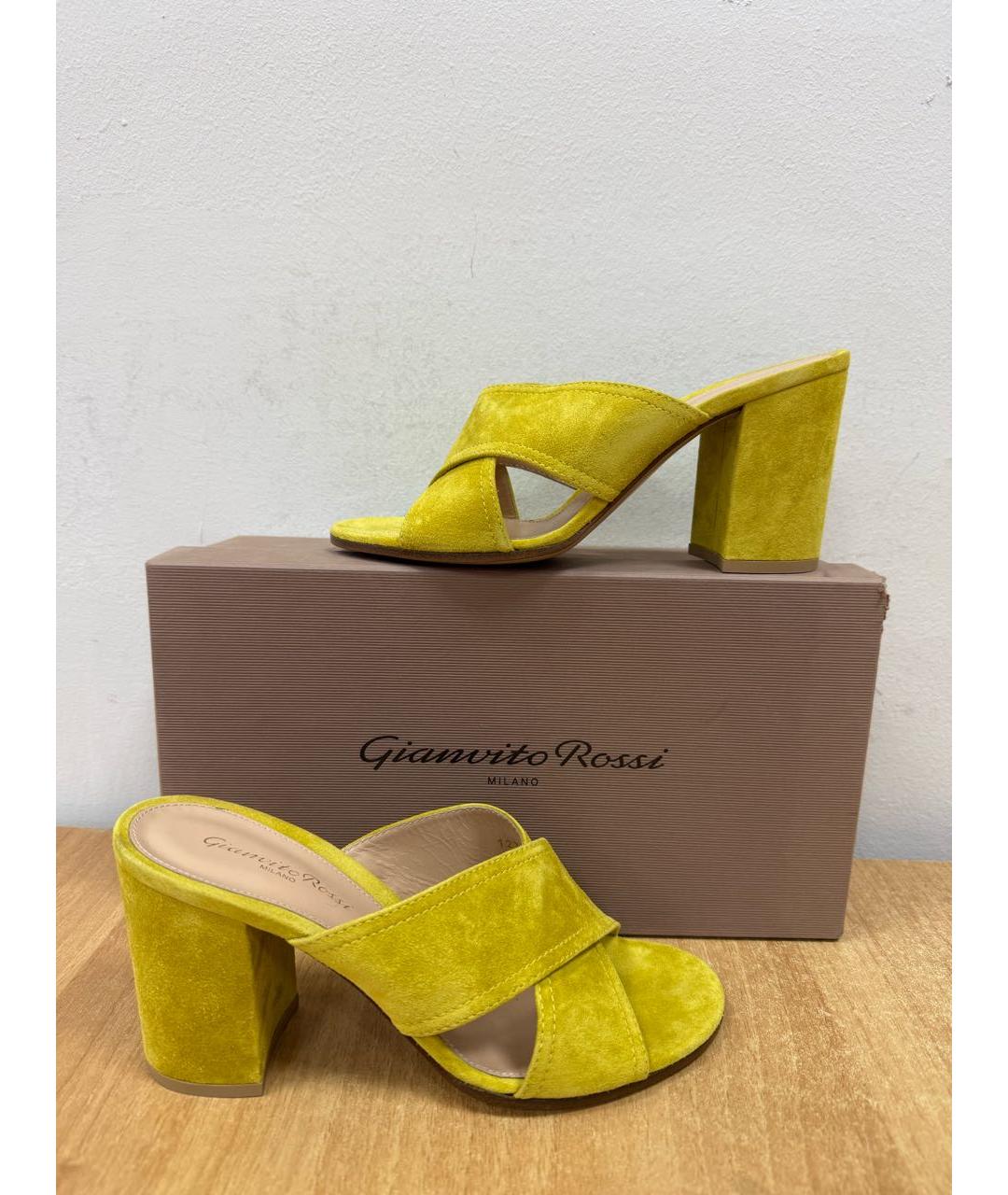 GIANVITO ROSSI Горчичные замшевые мюли, фото 2