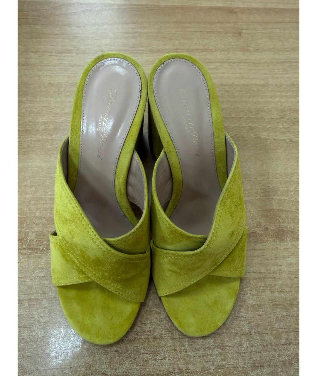 GIANVITO ROSSI Горчичные замшевые мюли, фото 7