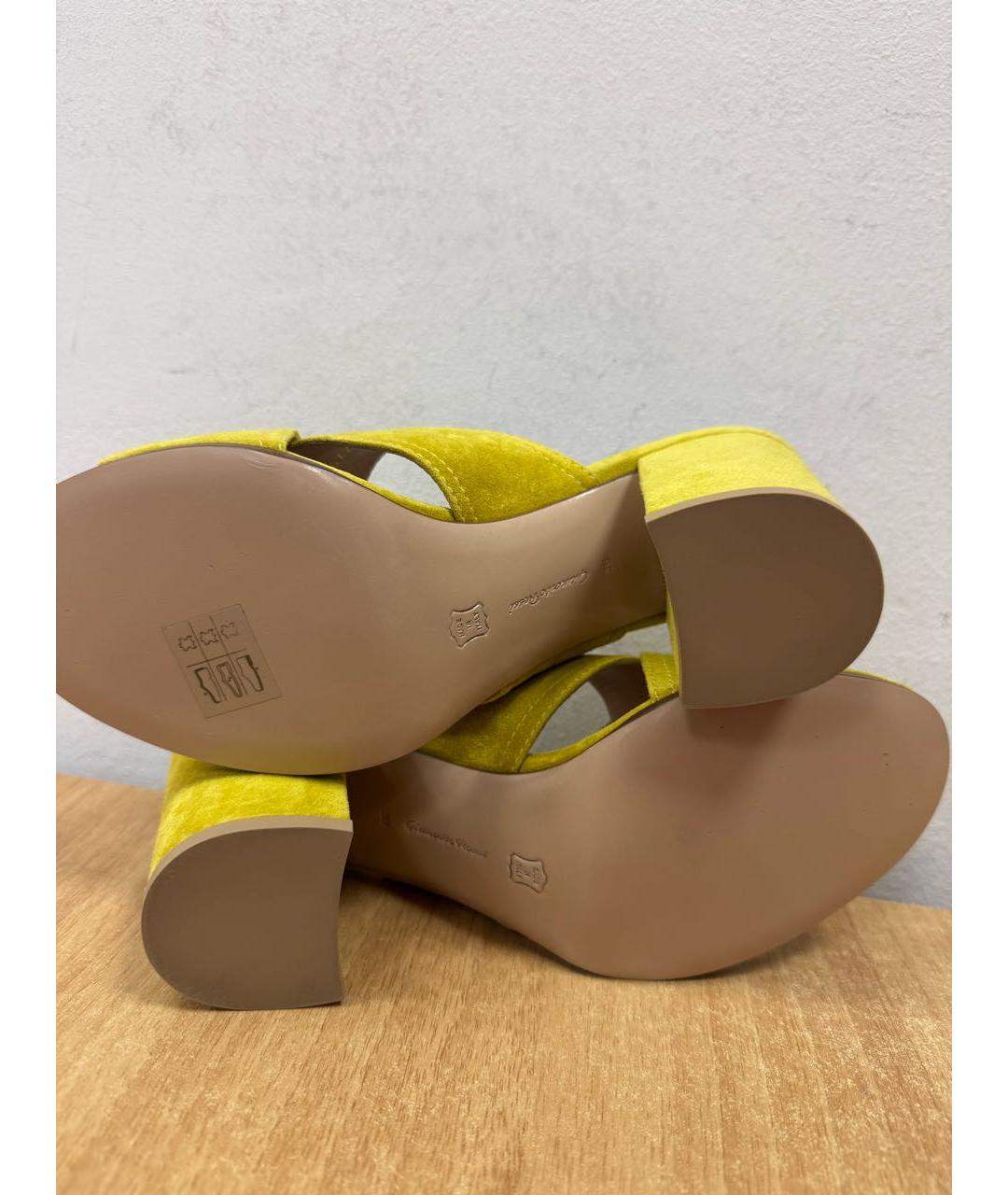 GIANVITO ROSSI Горчичные замшевые мюли, фото 8