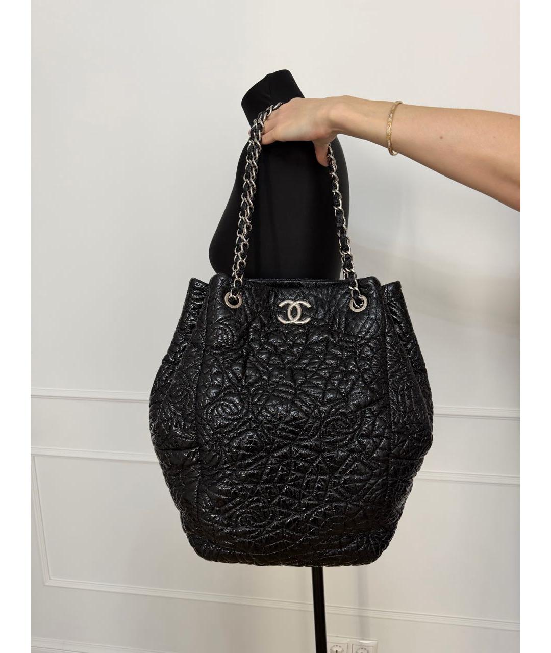 CHANEL Черная сумка тоут из лакированной кожи, фото 8