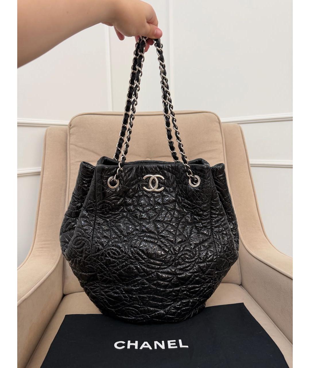 CHANEL Черная сумка тоут из лакированной кожи, фото 9