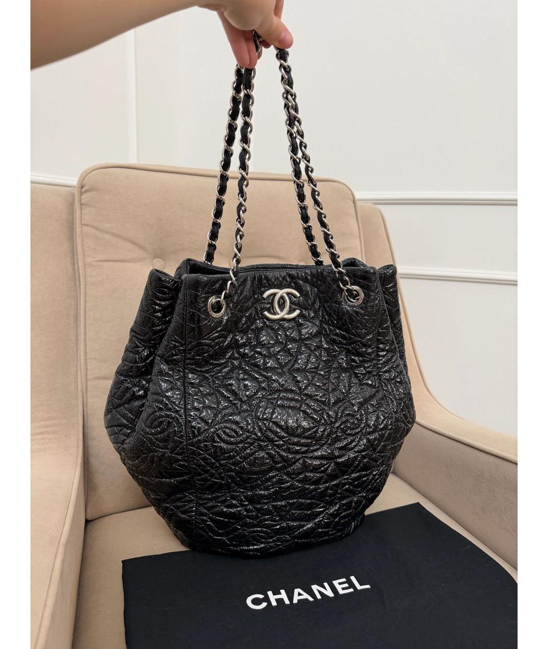 CHANEL Черная сумка тоут из лакированной кожи, фото 2