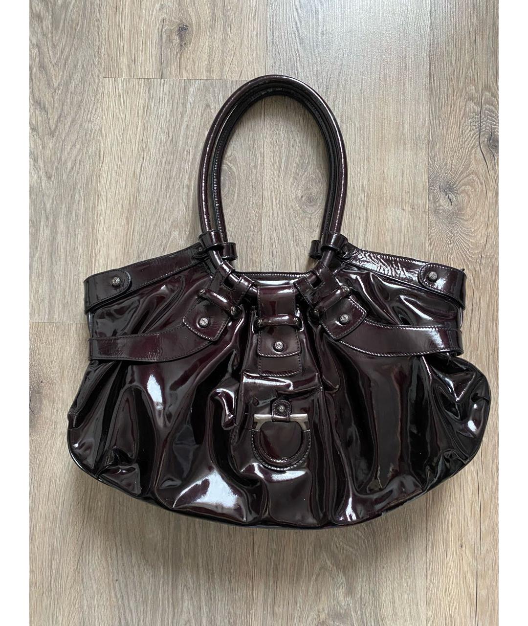 FERRAGAMO Сумка с короткими ручками из лакированной кожи, фото 8