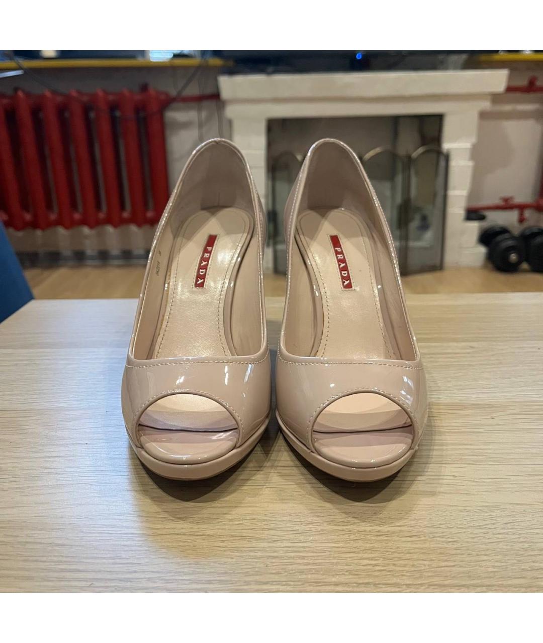 PRADA Бежевые туфли из лакированной кожи, фото 3
