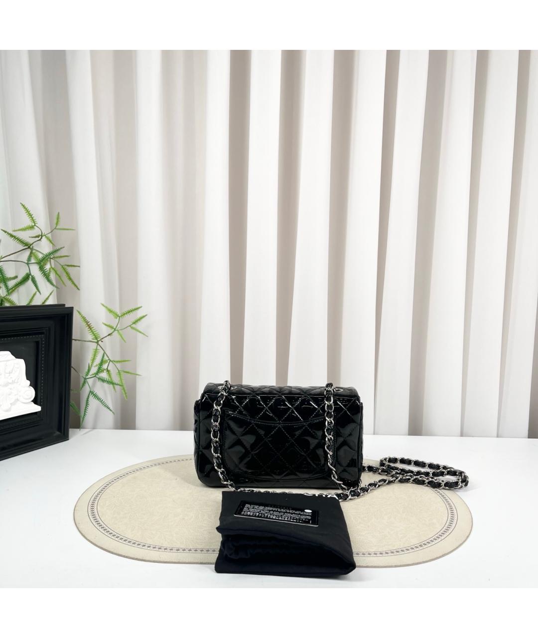 CHANEL Черная сумка через плечо из лакированной кожи, фото 3
