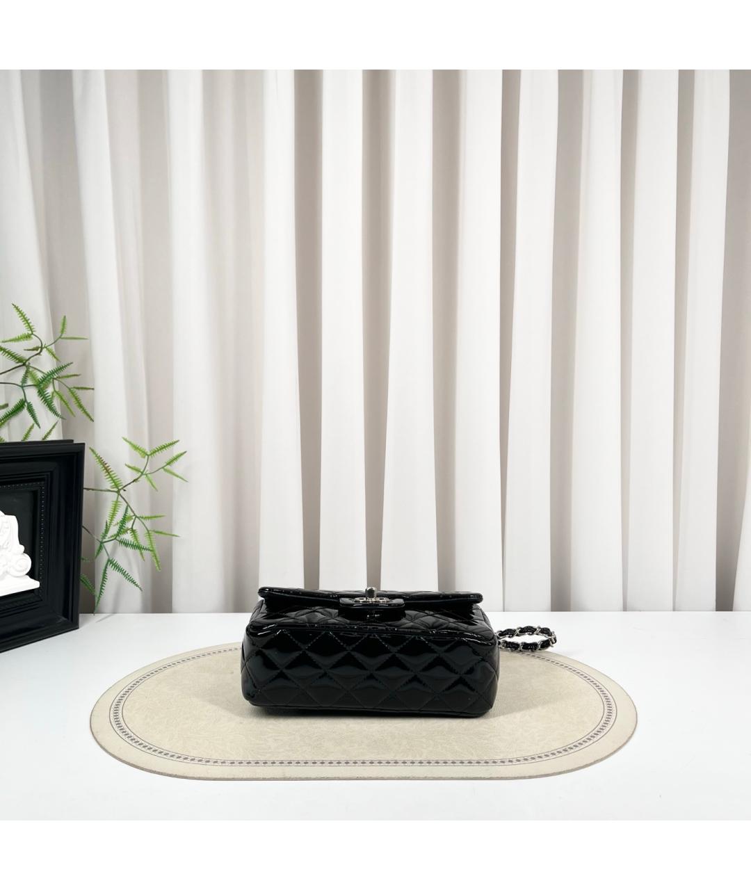 CHANEL Черная сумка через плечо из лакированной кожи, фото 6