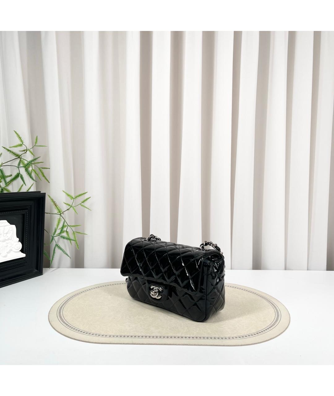 CHANEL Черная сумка через плечо из лакированной кожи, фото 5