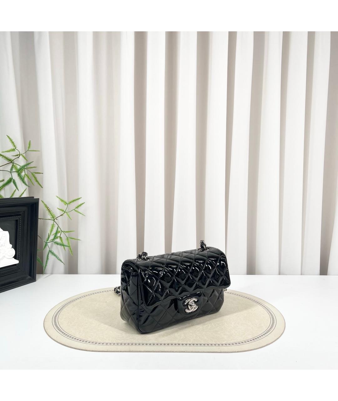 CHANEL Черная сумка через плечо из лакированной кожи, фото 2